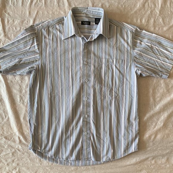 Van Heusen Men's Short Sleeve Button Down Shirt (Size Medium) - Picture 4 of 7